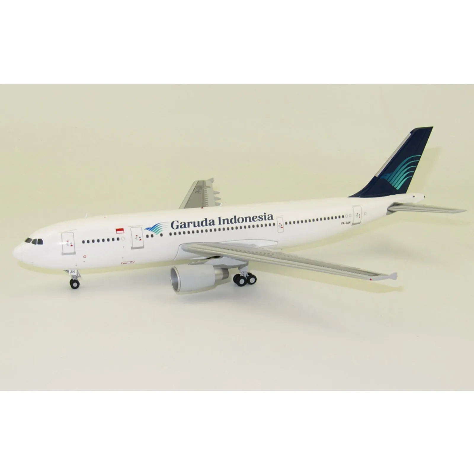 1/200 Thai Smile HSTXU A320200(S) with St