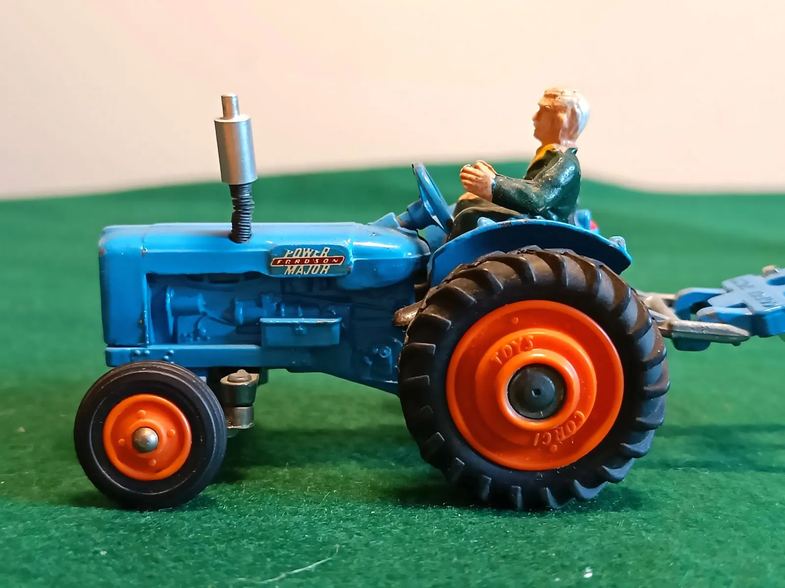 Gift Set 13 Fordson Power Major Tractor   Plough (1)