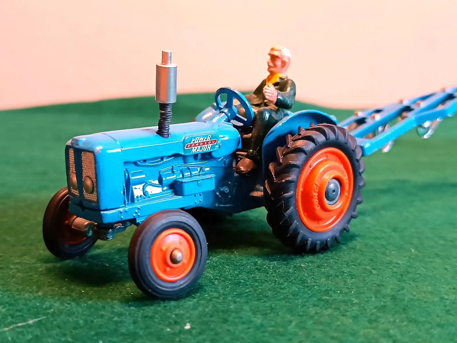 Gift Set 13 Fordson Power Major Tractor   Plough (1)