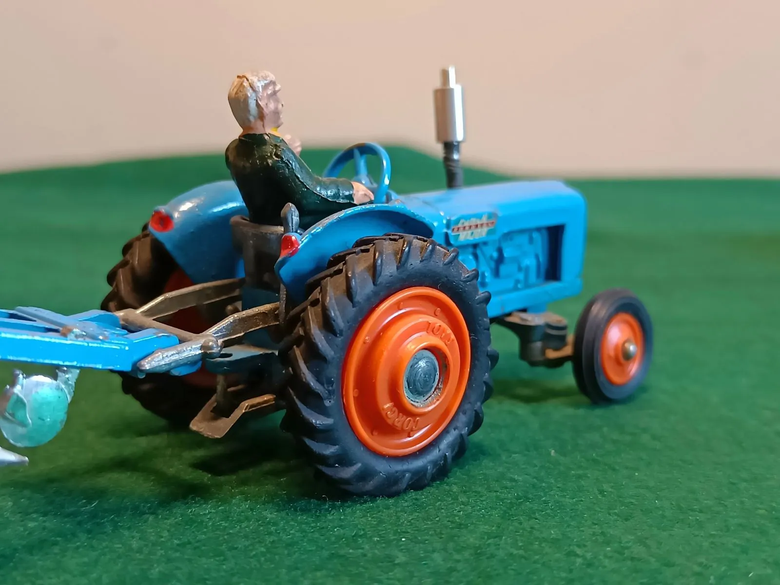 Gift Set 13 Fordson Power Major Tractor   Plough (1)