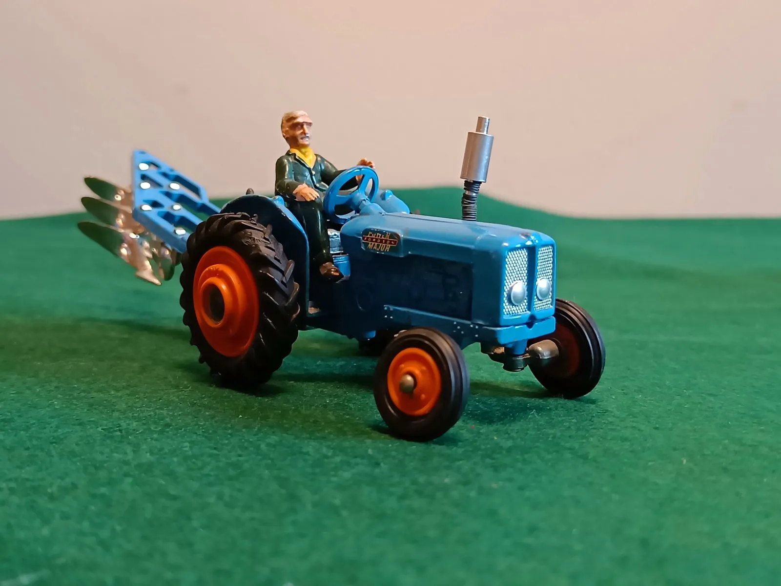 Gift Set 13 Fordson Power Major Tractor   Plough (1)