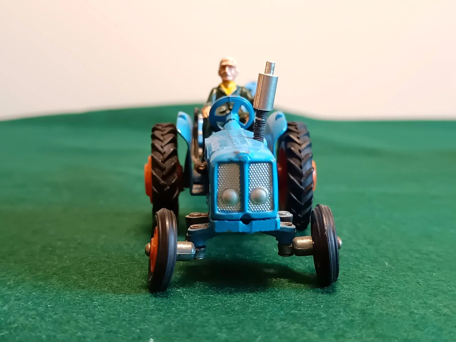 Gift Set 13 Fordson Power Major Tractor   Plough (1)